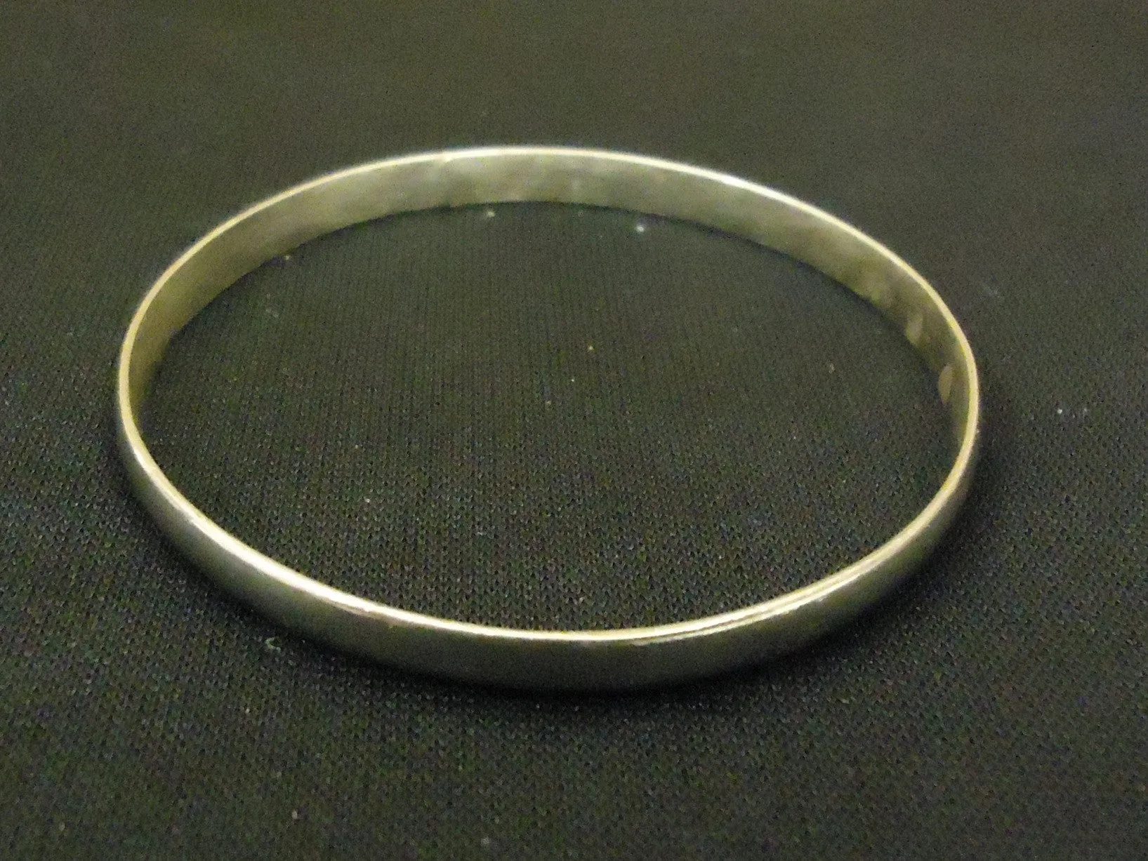 Designer Fashion Bracelet 2 1/2in Diameter Bangle Metal Female Adult Silvers -- Used