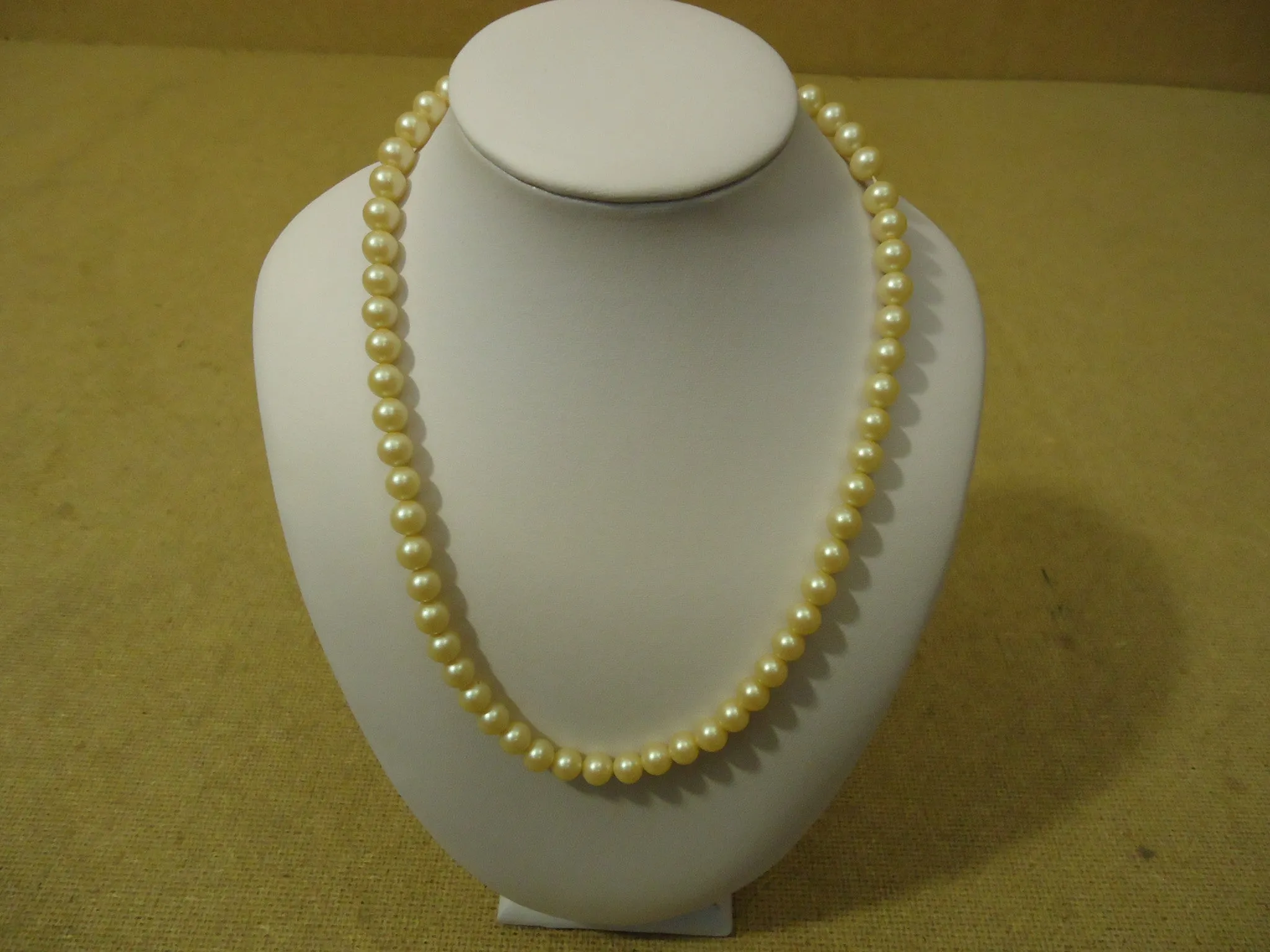 Designer Necklace 16in L Strand/String Faux Pearl Female Adult Whites -- Used